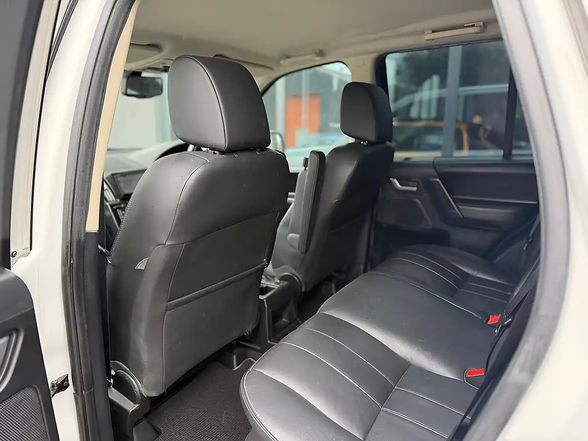 Used 2015 Land Rover Freelander 2 Hse White - Interior and Exterior details 4