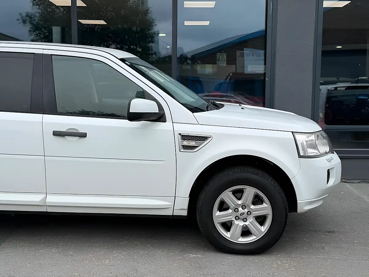 Used 2015 Land Rover Freelander 2 Hse White - Interior and Exterior details 8