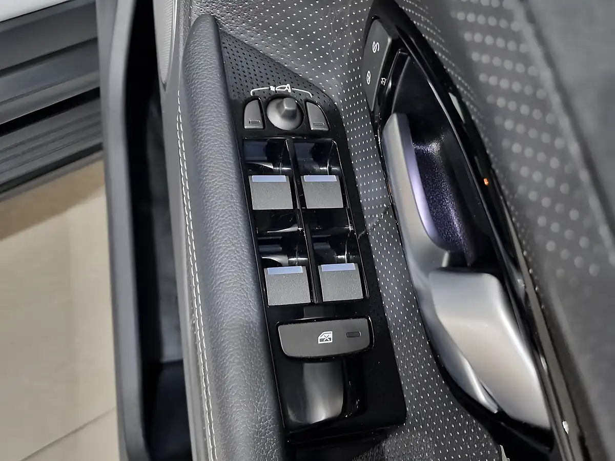 Used 2015 Land Rover Range Rover Evoque Dynamic White - Interior and Exterior details 18