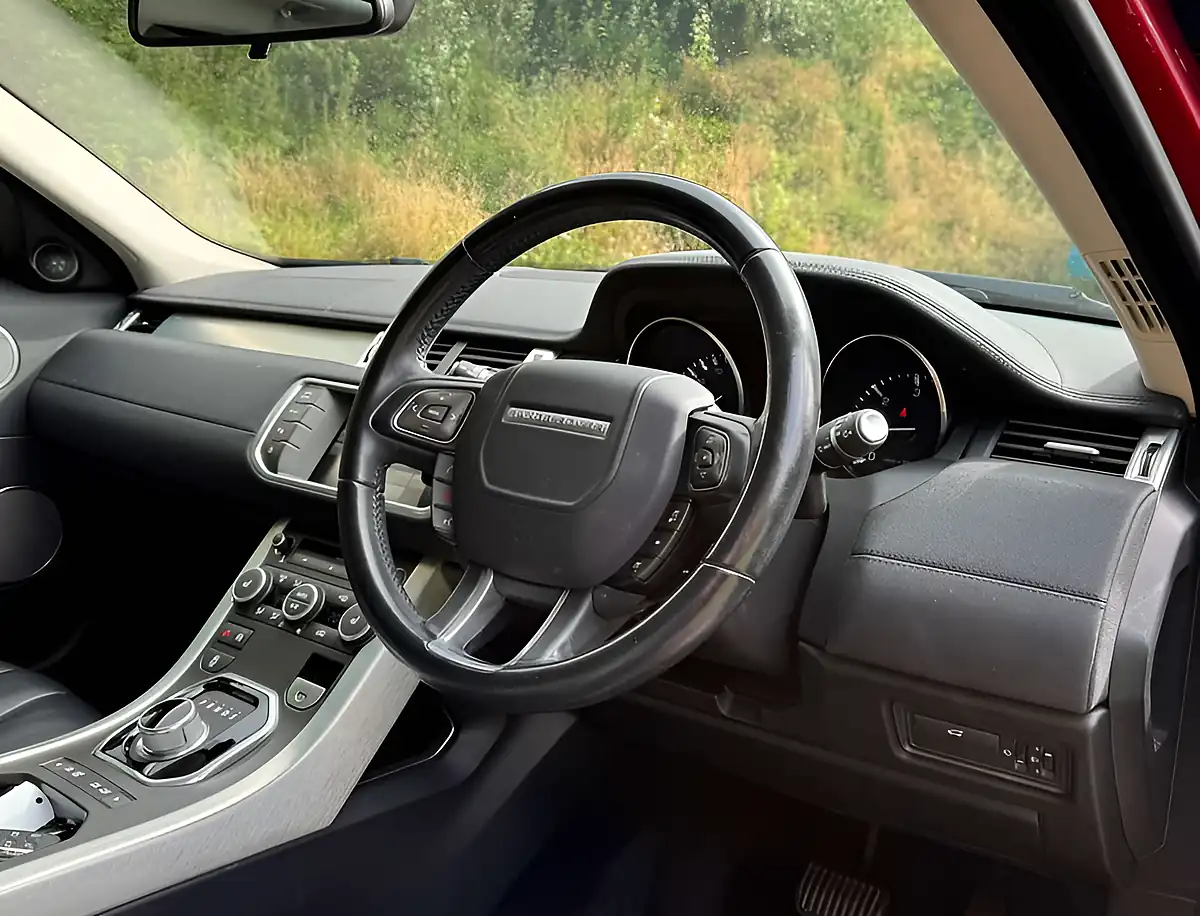 Used 2015 Land Rover Range Rover Evoque Pure Firenze Red - Interior and Exterior details 9