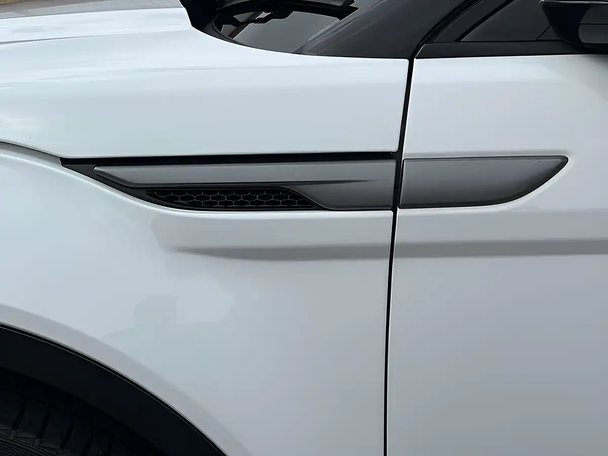 Used 2015 Land Rover Range Rover Evoque Pure Tech Fuji White - Interior and Exterior details 11