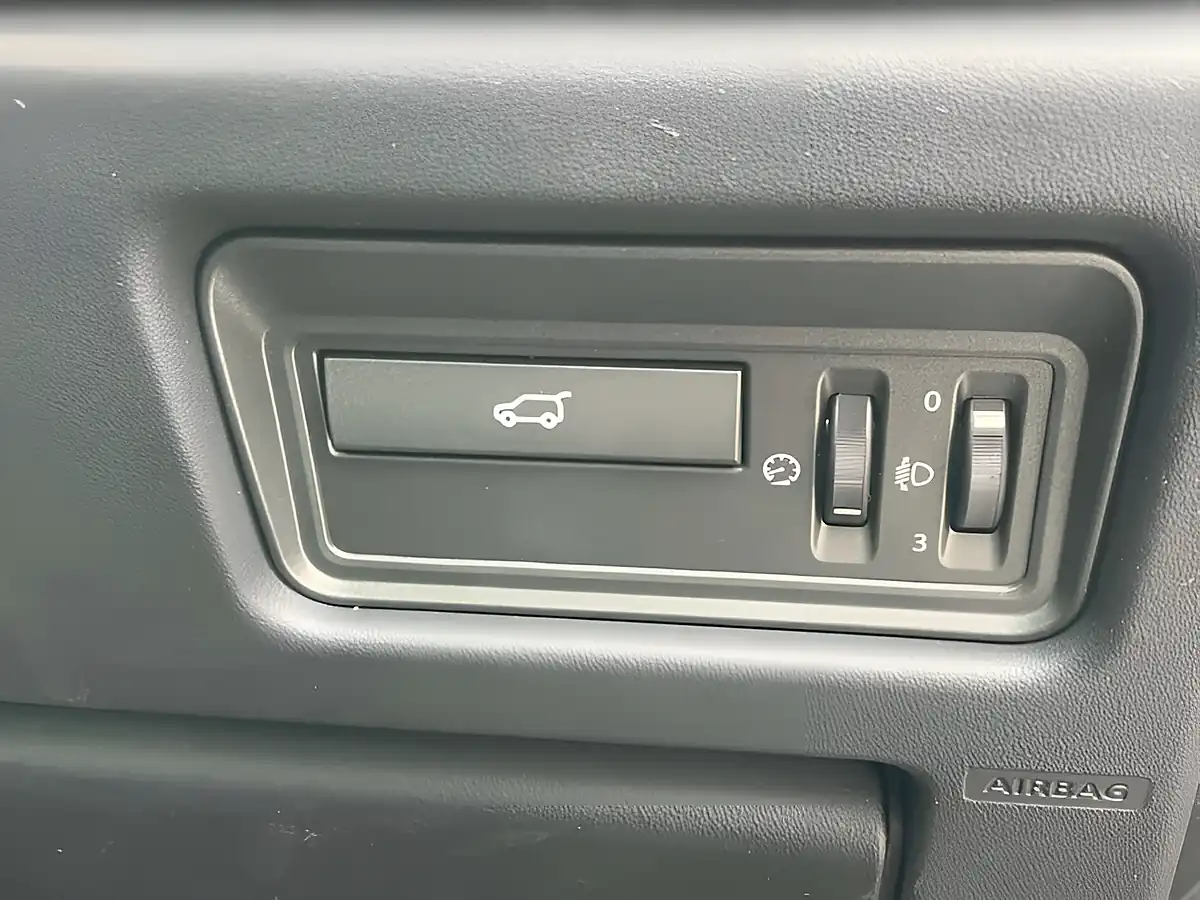 Used 2015 Land Rover Range Rover Evoque Pure Tech Santorini Black - Interior and Exterior details 16