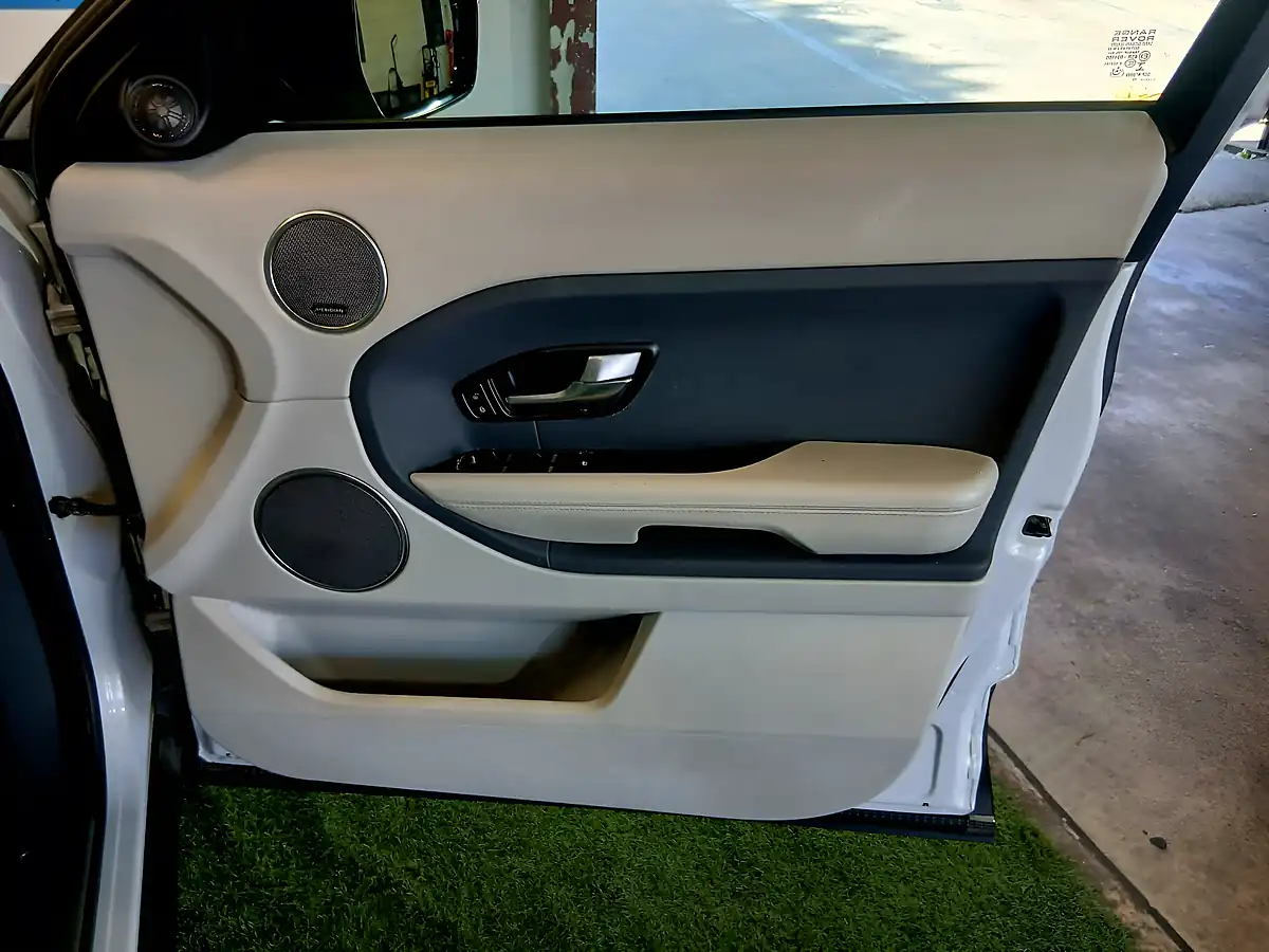 Used 2015 Land Rover Range Rover Evoque Pure Tech White - Interior and Exterior details 18