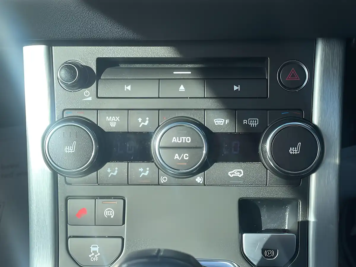 Used 2015 Land Rover Range Rover Evoque Pure Tech White - Interior and Exterior details 17