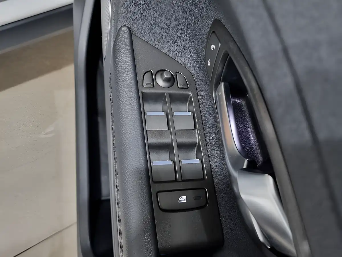 Used 2015 Land Rover Range Rover Evoque Pure Tech White - Interior and Exterior details 18
