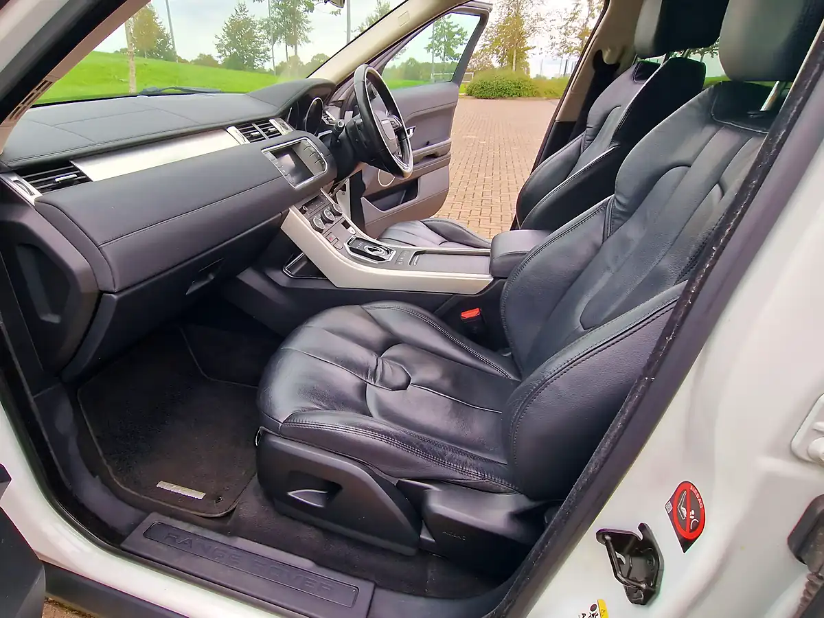 Used 2015 Land Rover Range Rover Evoque Pure White - Interior and Exterior details 10