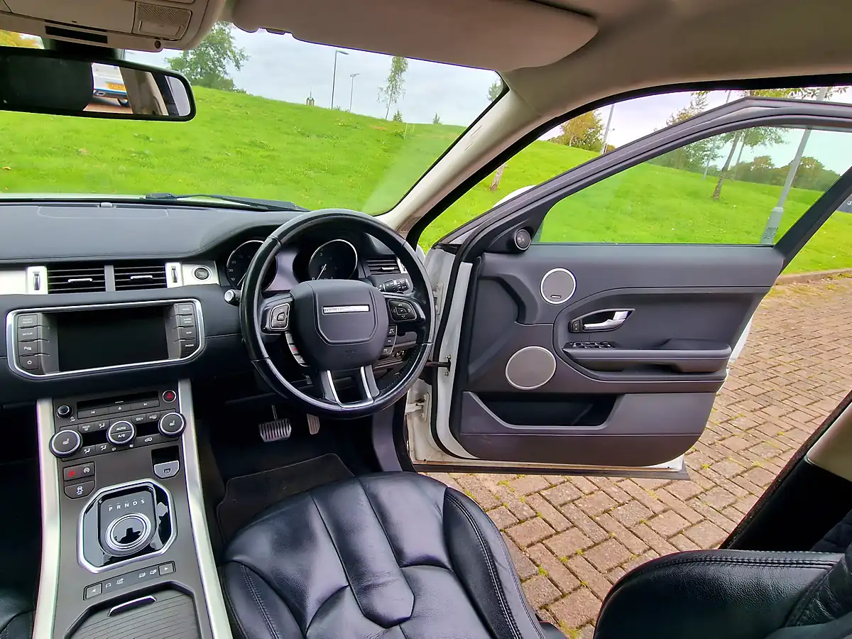 Used 2015 Land Rover Range Rover Evoque Pure White - Interior and Exterior details 12
