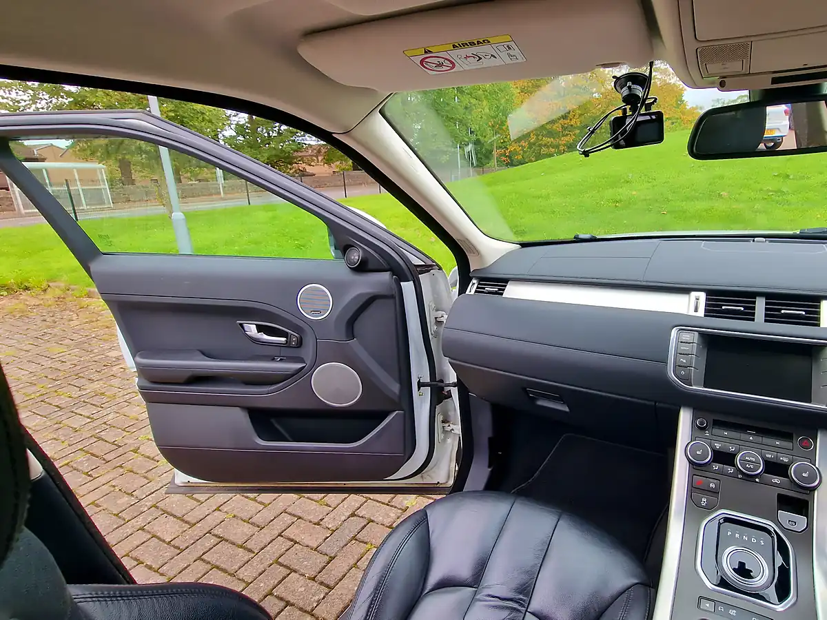 Used 2015 Land Rover Range Rover Evoque Pure White - Interior and Exterior details 13