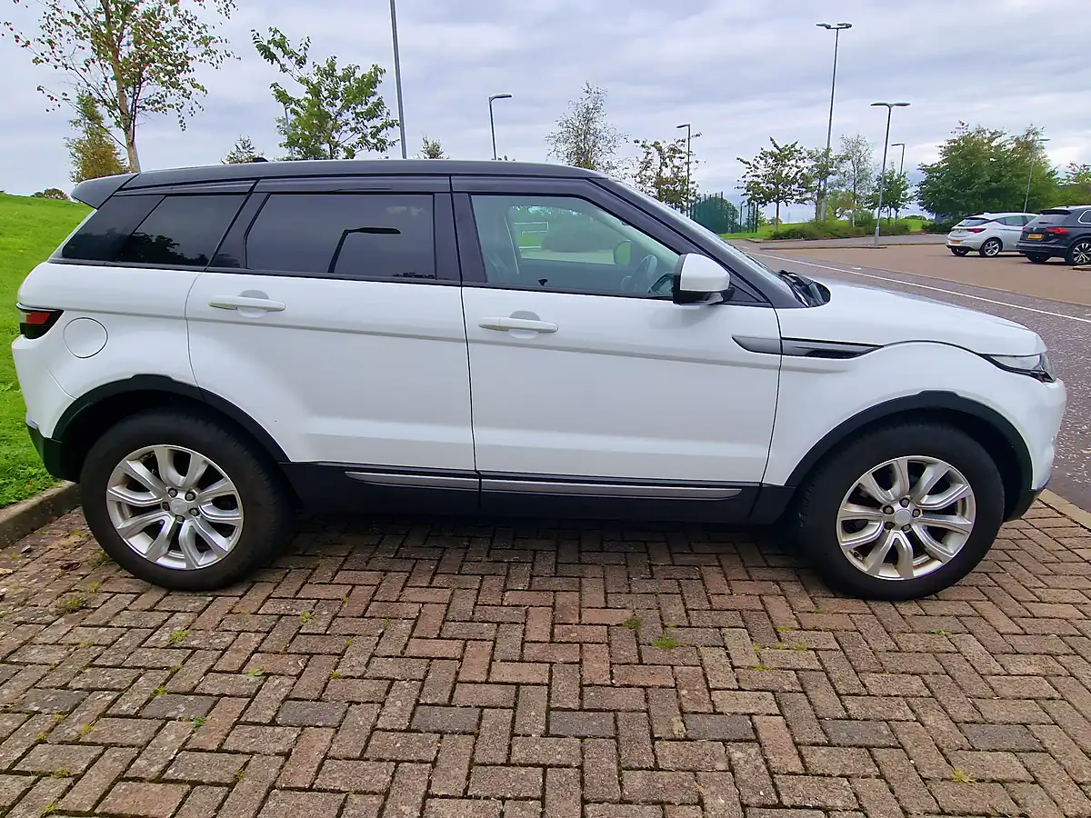 Used 2015 Land Rover Range Rover Evoque Pure White - Interior and Exterior details 8