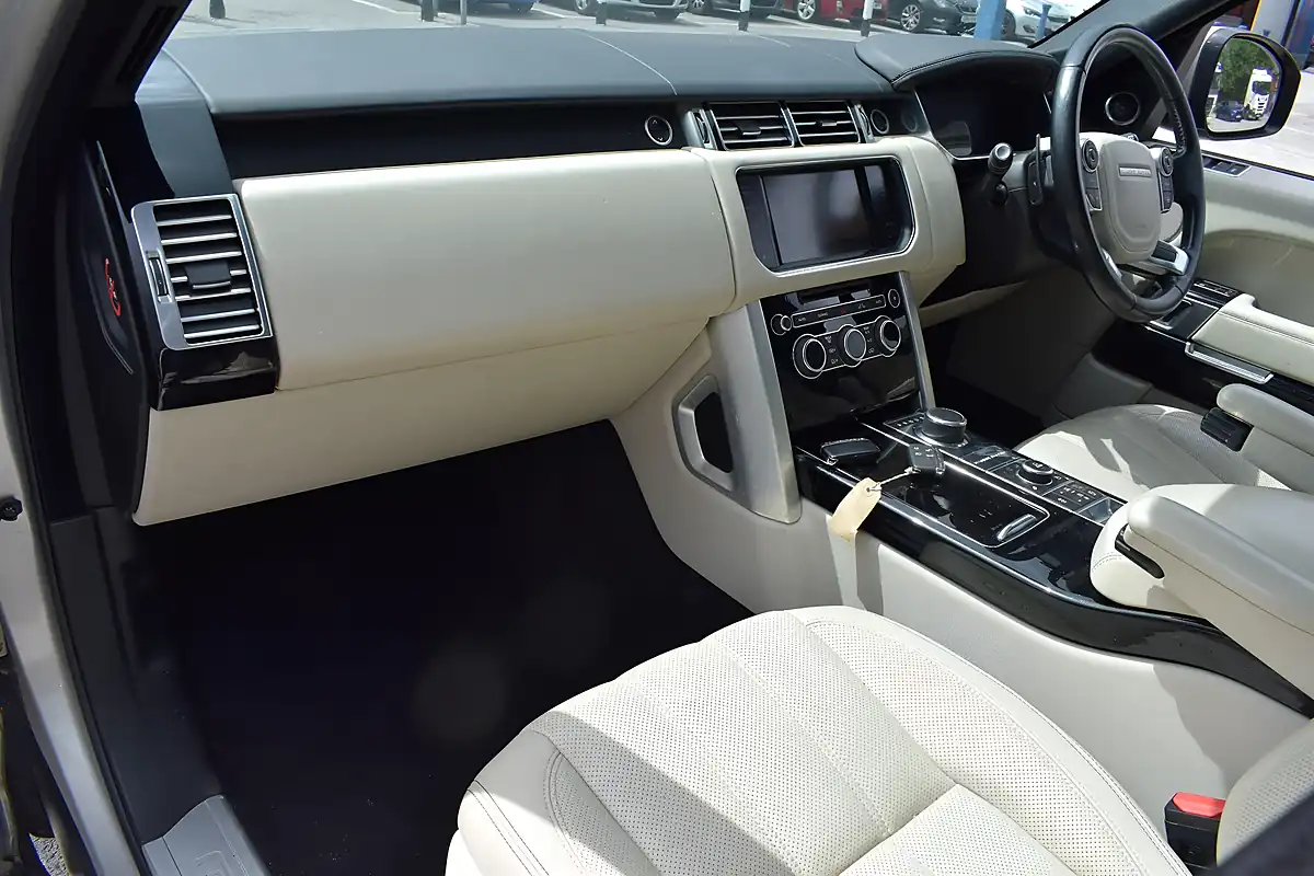 Used 2015 Land Rover Range Rover Vogue Se Gold - Interior and Exterior details 17