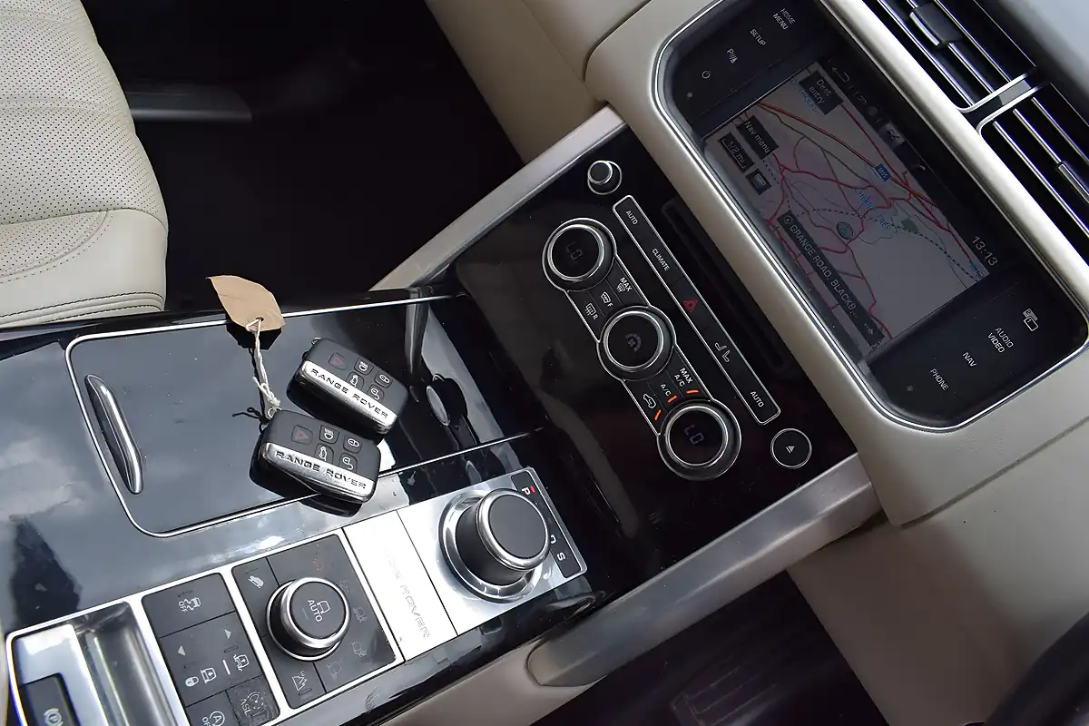 Used 2015 Land Rover Range Rover Vogue Se Gold - Interior and Exterior details 19