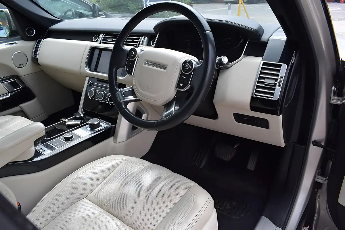 Used 2015 Land Rover Range Rover Vogue Se Gold - Interior and Exterior details 3