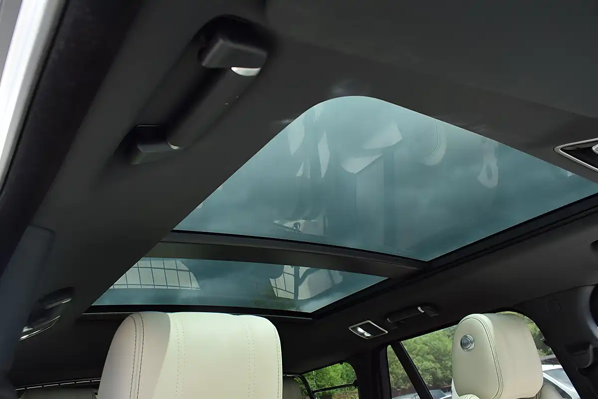 Used 2015 Land Rover Range Rover Vogue Se Gold - Interior and Exterior details 4