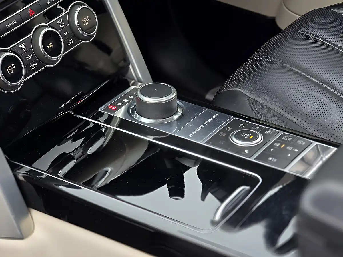 Used 2015 Land Rover Range Rover Vogue Se Mariana Black - Interior and Exterior details 12