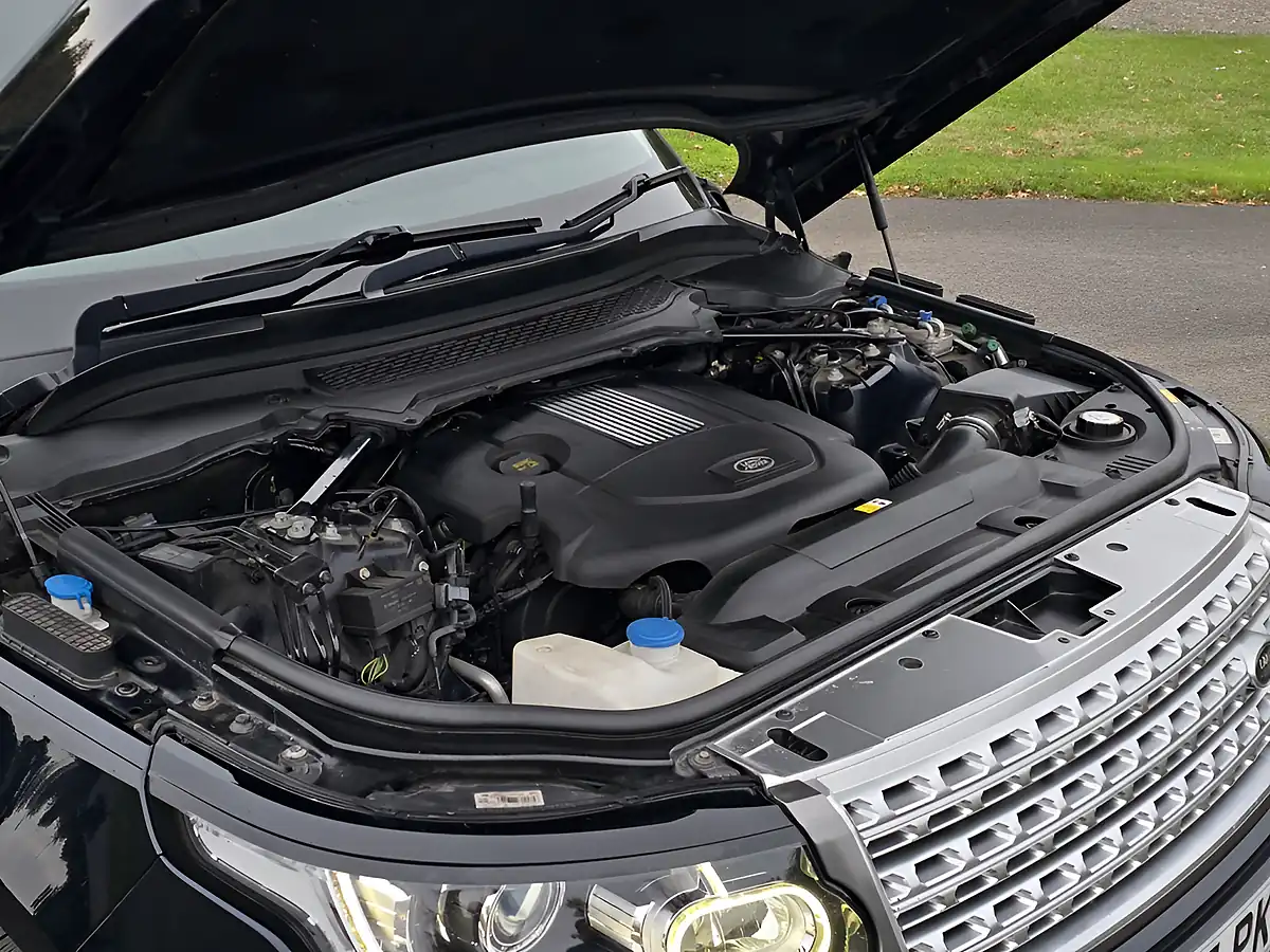 Used 2015 Land Rover Range Rover Vogue Se Mariana Black - Interior and Exterior details 20