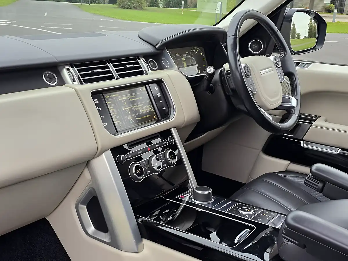 Used 2015 Land Rover Range Rover Vogue Se Mariana Black - Interior and Exterior details 3