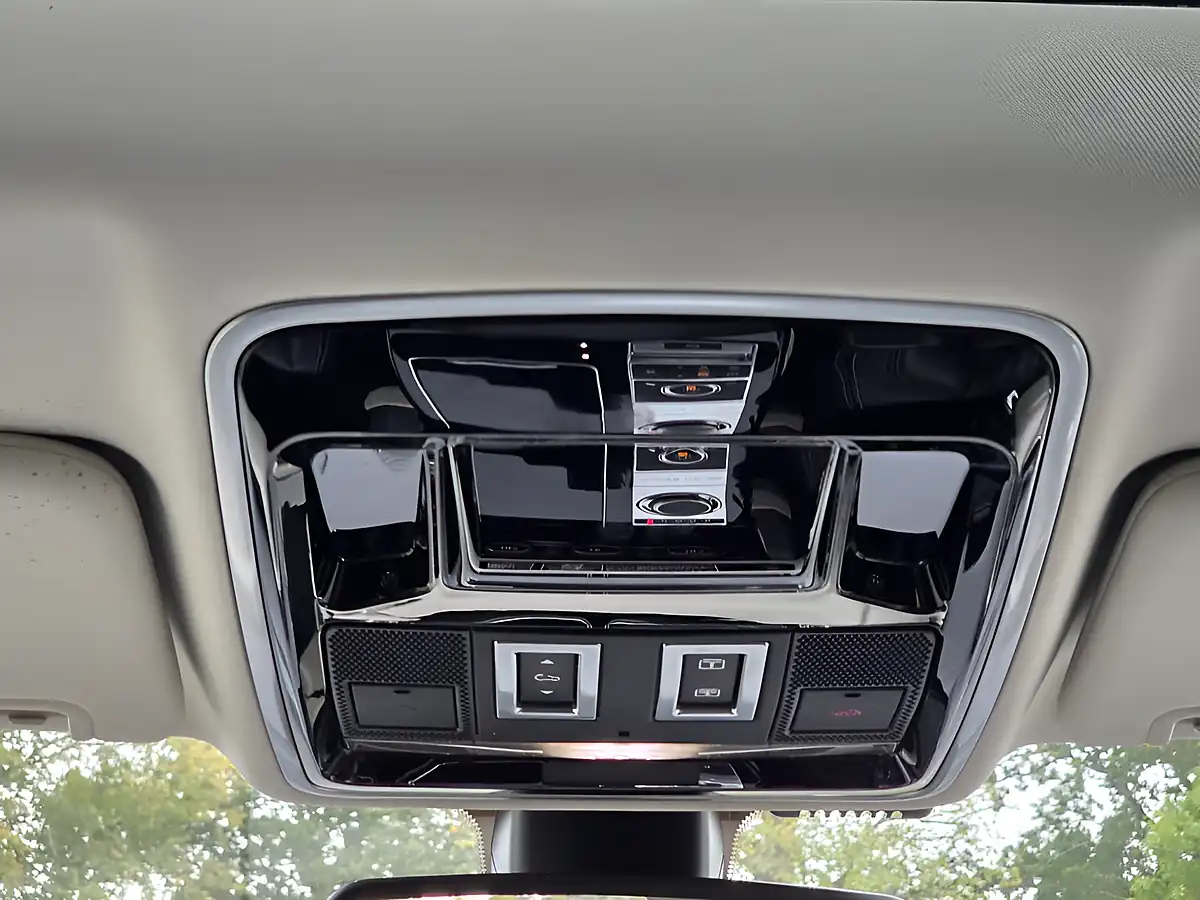 Used 2015 Land Rover Range Rover Vogue Se Mariana Black - Interior and Exterior details 8