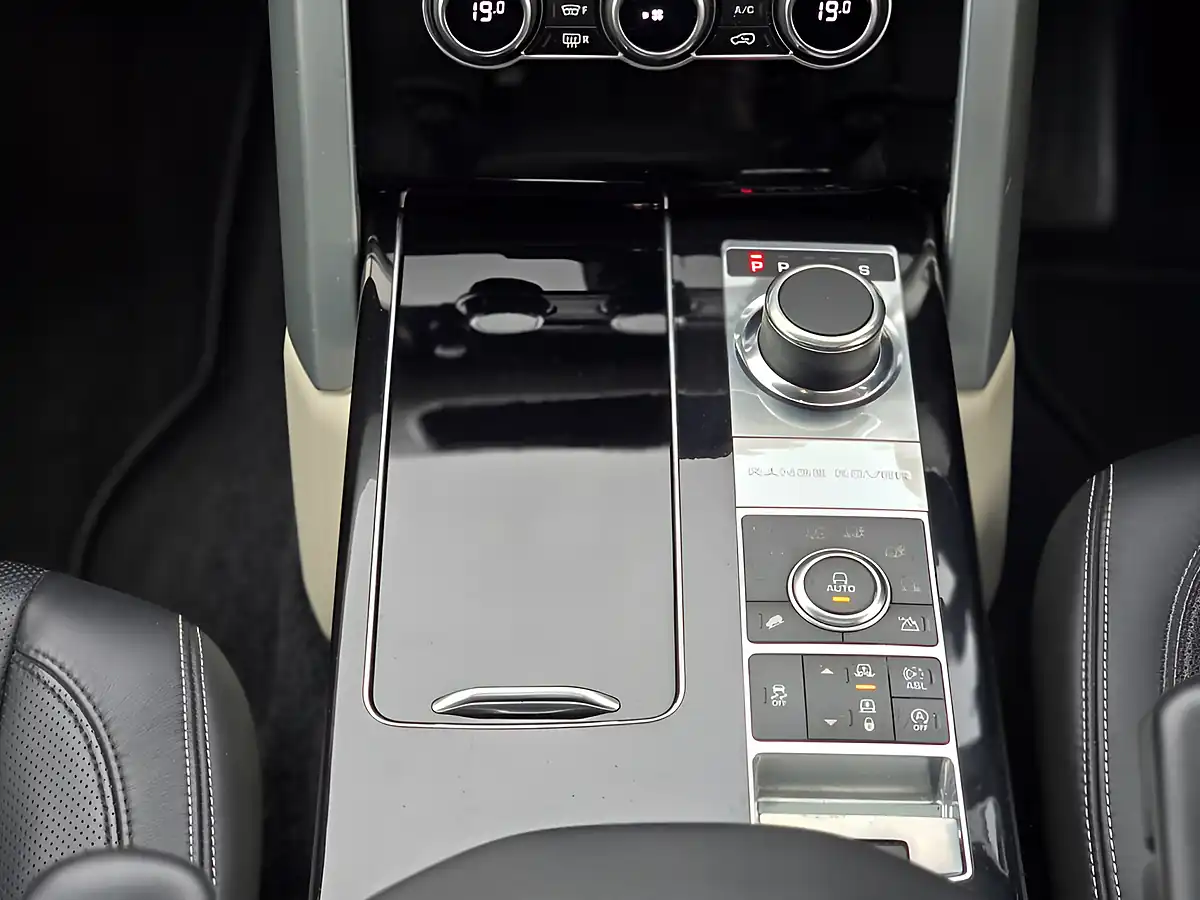 Used 2015 Land Rover Range Rover Vogue Se Mariana Black - Interior and Exterior details 9