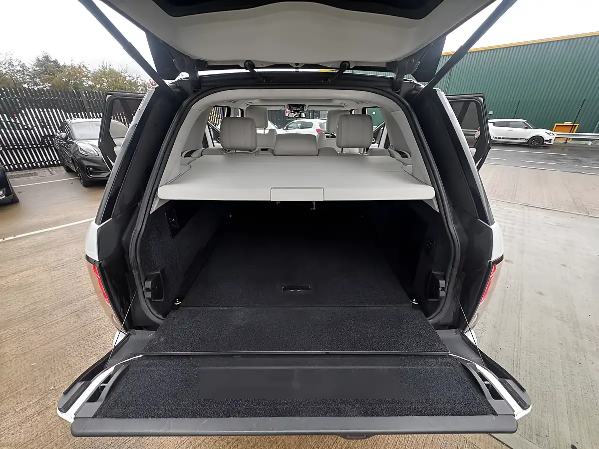 Used 2015 Land Rover Range Rover Vogue Se White - Interior and Exterior details 18