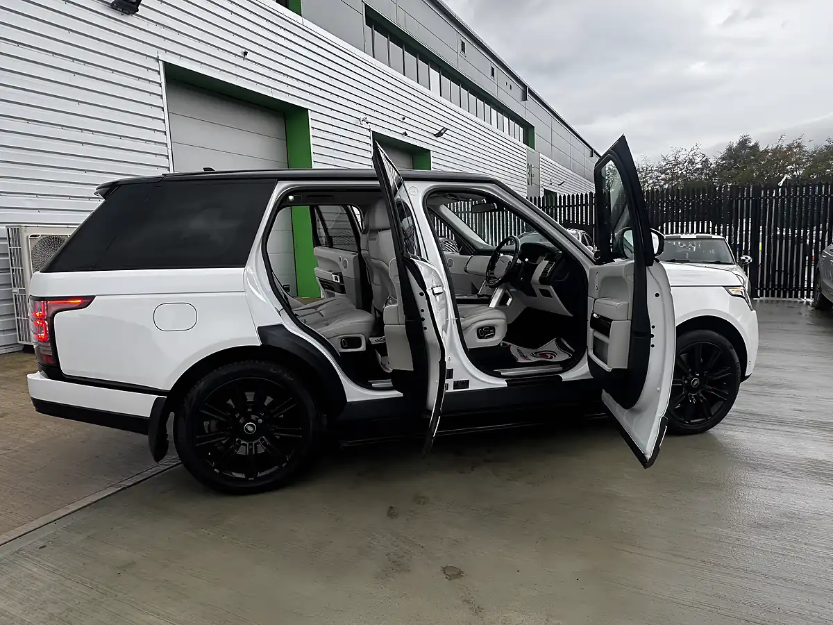 Used 2015 Land Rover Range Rover Vogue Se White - Interior and Exterior details 19