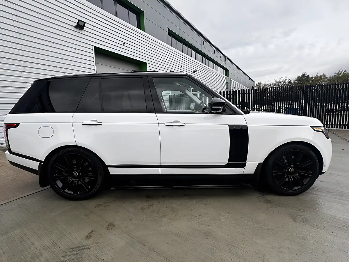 Used 2015 Land Rover Range Rover Vogue Se White - Interior and Exterior details 9
