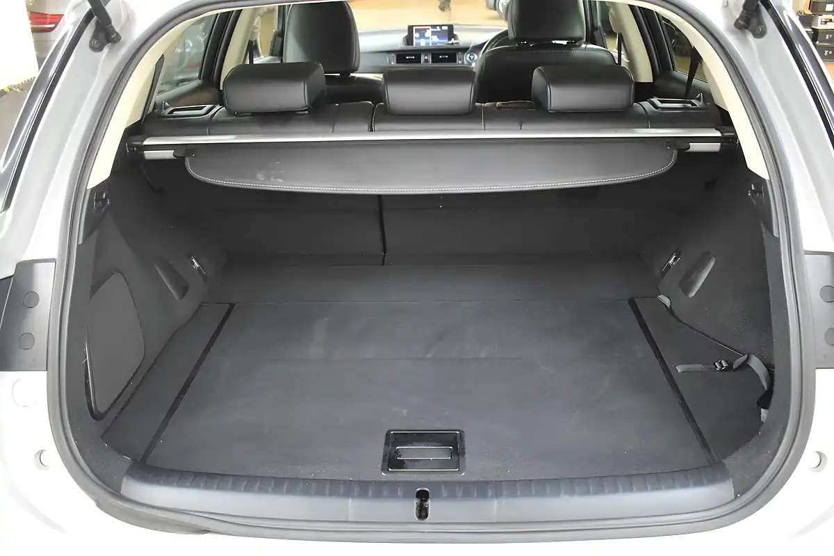 Used 2015 Lexus Ct 200h Premier Silver - Interior and Exterior details 16