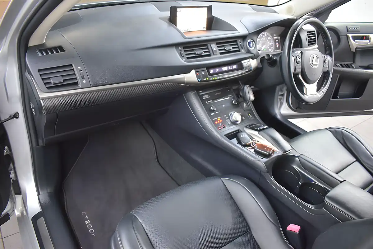 Used 2015 Lexus Ct 200h Premier Silver - Interior and Exterior details 3