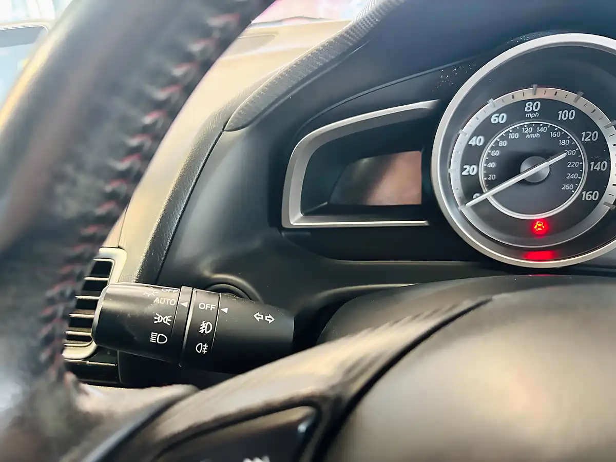 Used 2015 Mazda 3 Se-L Nav Red - Interior and Exterior details 18