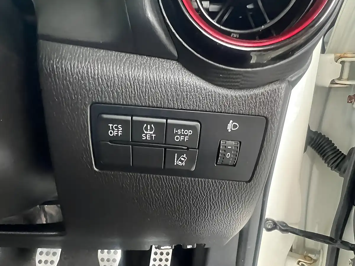 Used 2015 Mazda CX-3 Se-L Nav White - Interior and Exterior details 16