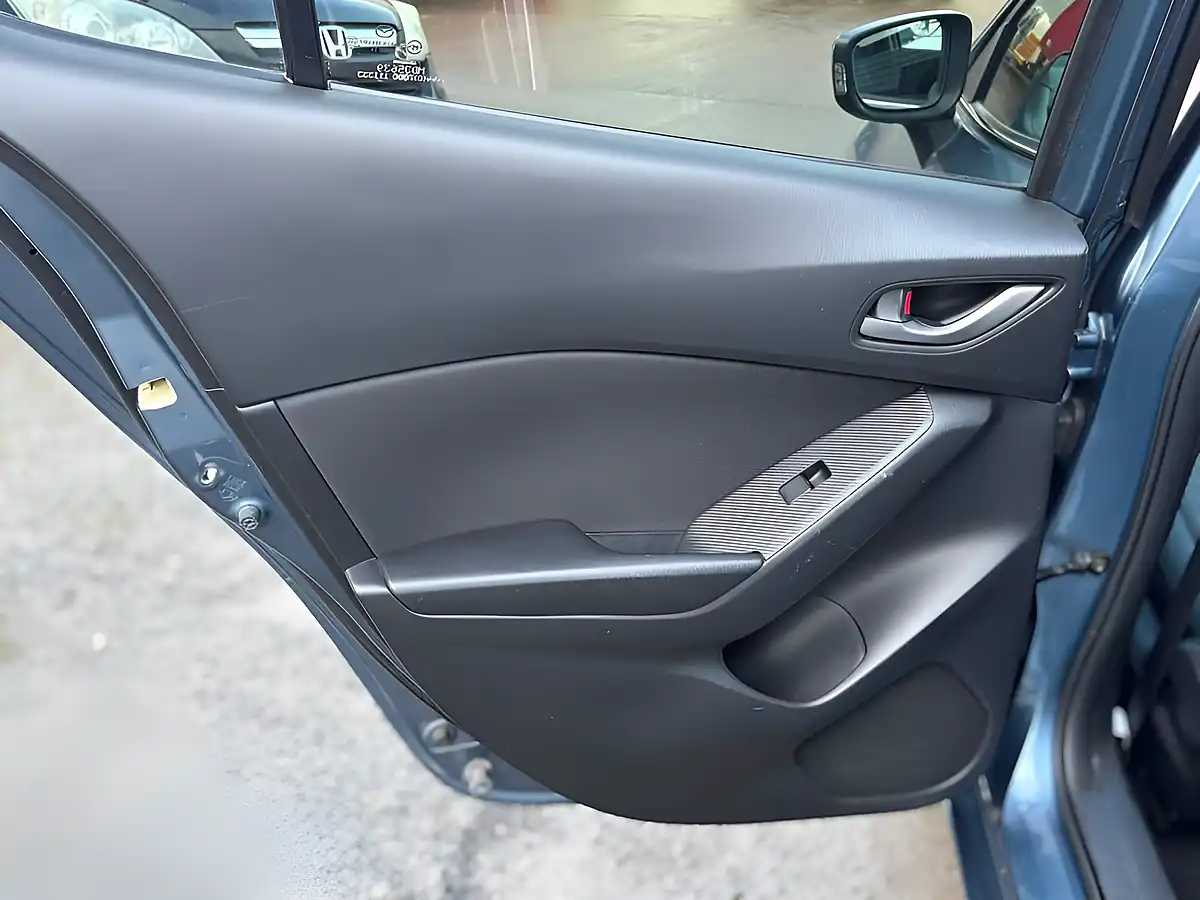 Used 2015 Mazda Mazda3 Se-L Nav Blue - Interior and Exterior details 18