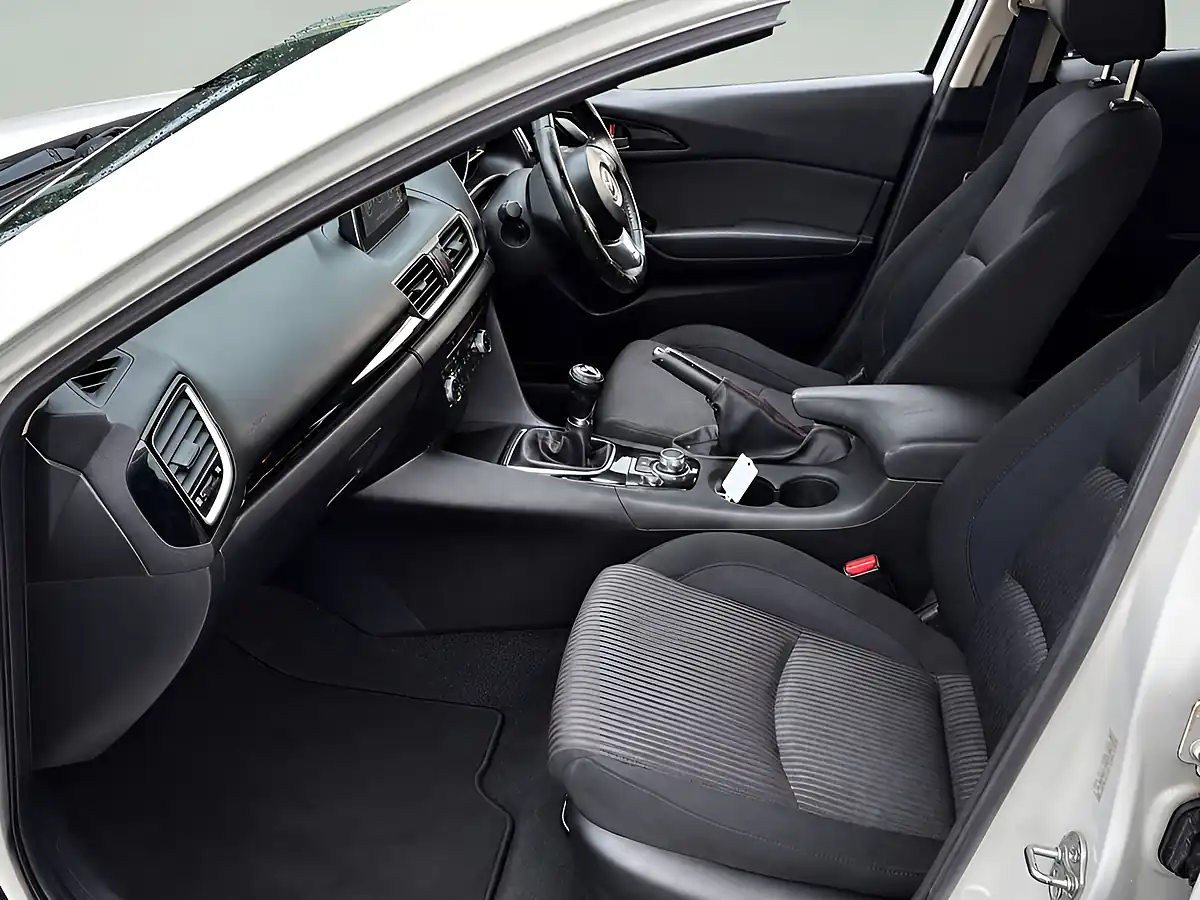 Used 2015 Mazda Mazda3 Se-L White - Interior and Exterior details 6