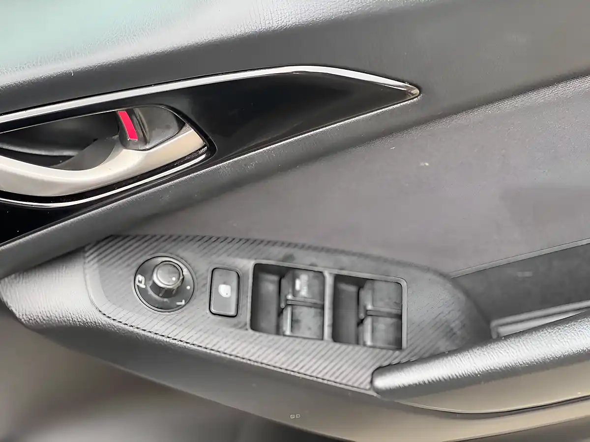 Used 2015 Mazda Mazda3 Se Nav Silver - Interior and Exterior details 15