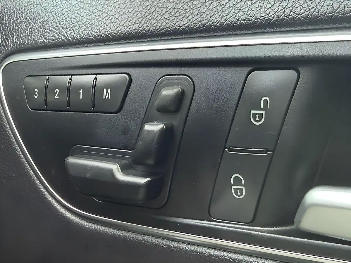 Used 2015 Mercedes-Benz Gla Sport (executive) Black - Interior and Exterior details 18