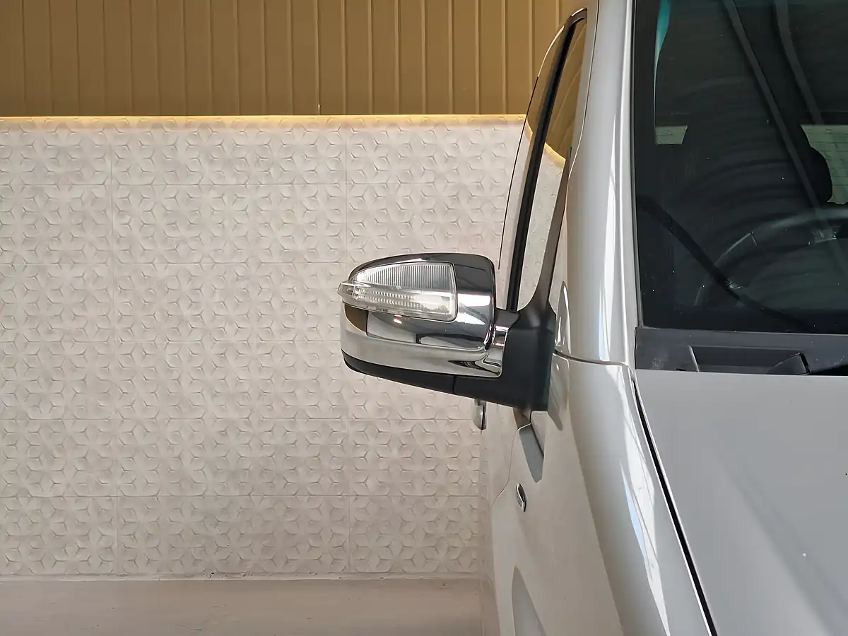 Used 2015 Mercedes-Benz Viano Ambiente Iridium Silver - Interior and Exterior details 17