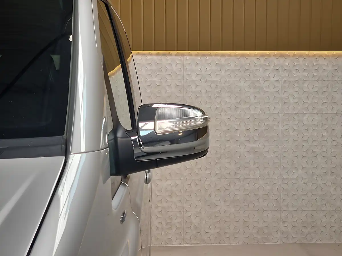Used 2015 Mercedes-Benz Viano Ambiente Iridium Silver - Interior and Exterior details 19