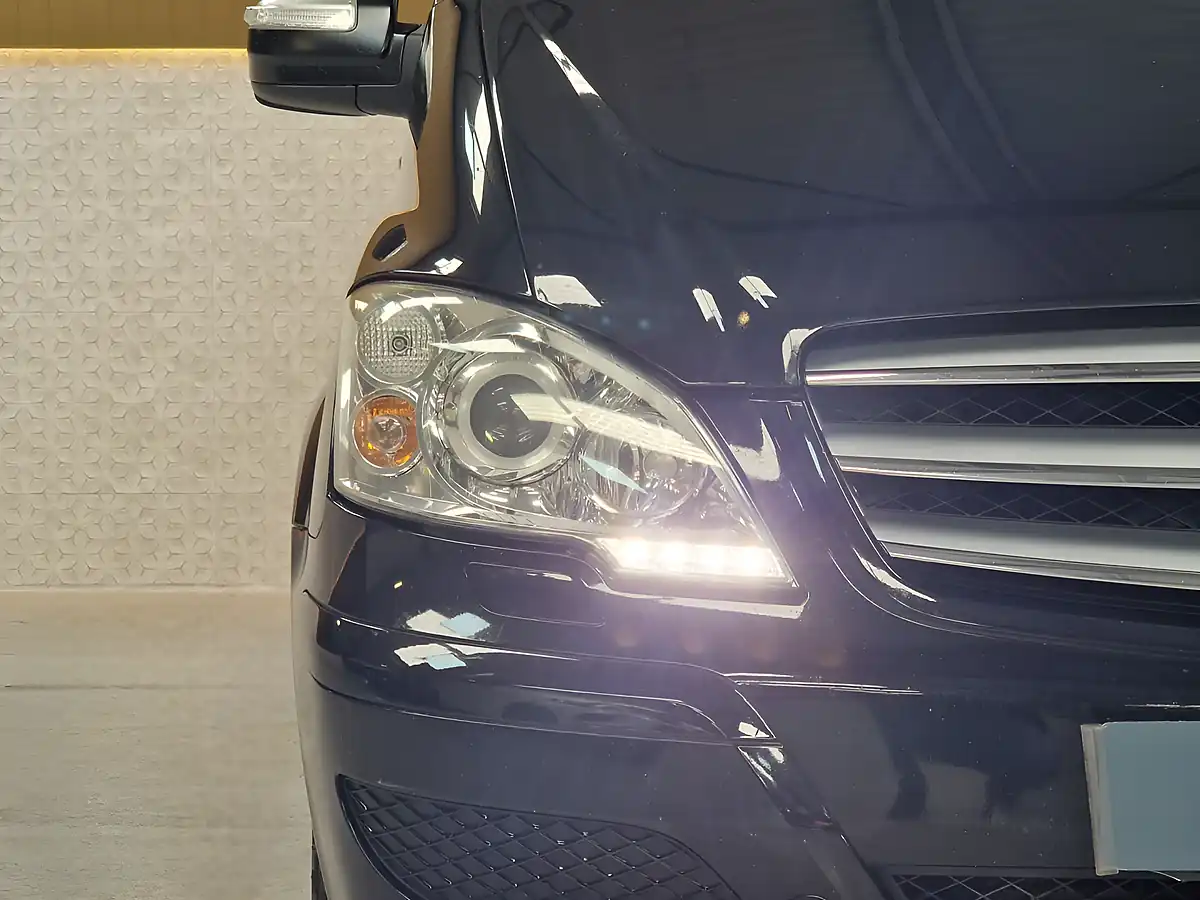 Used 2015 Mercedes-Benz Viano Ambiente Obsidian Black - Interior and Exterior details 6