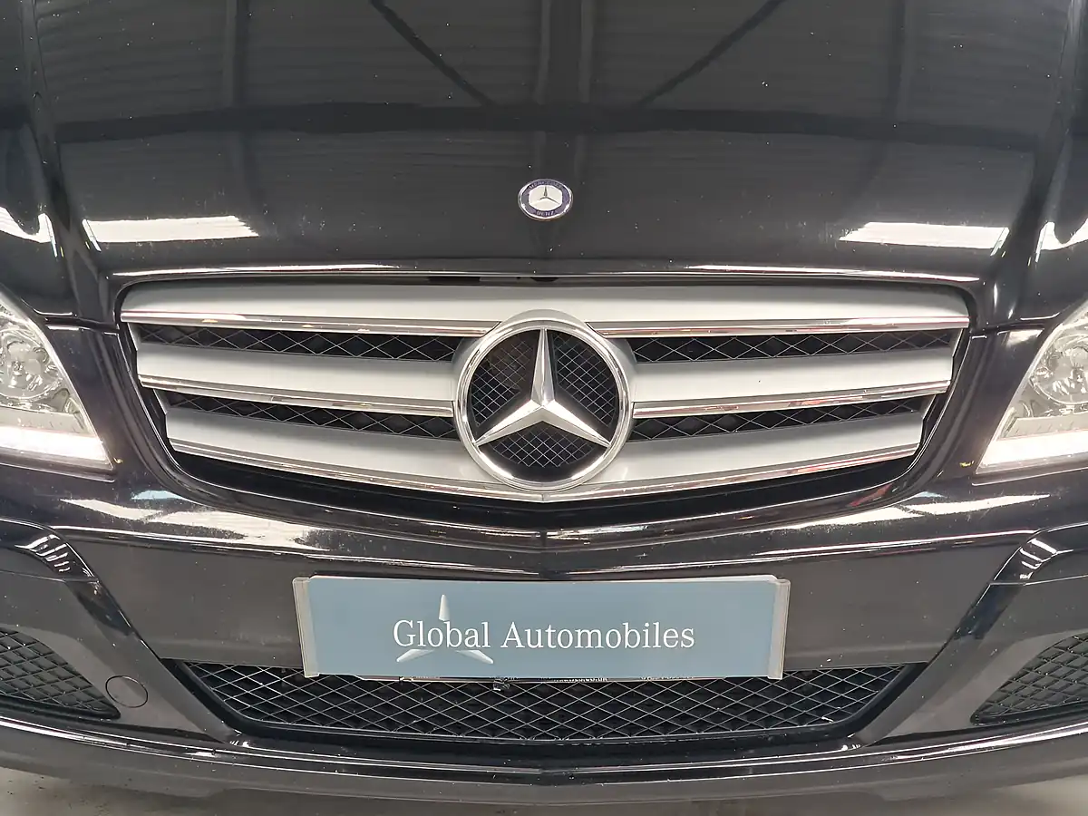 Used 2015 Mercedes-Benz Viano Ambiente Obsidian Black - Interior and Exterior details 7