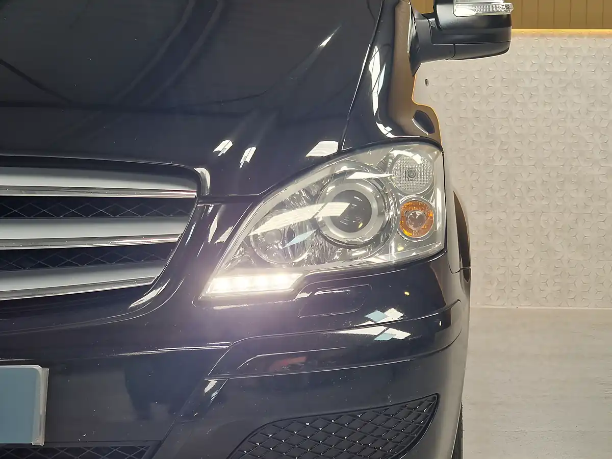 Used 2015 Mercedes-Benz Viano Ambiente Obsidian Black - Interior and Exterior details 8