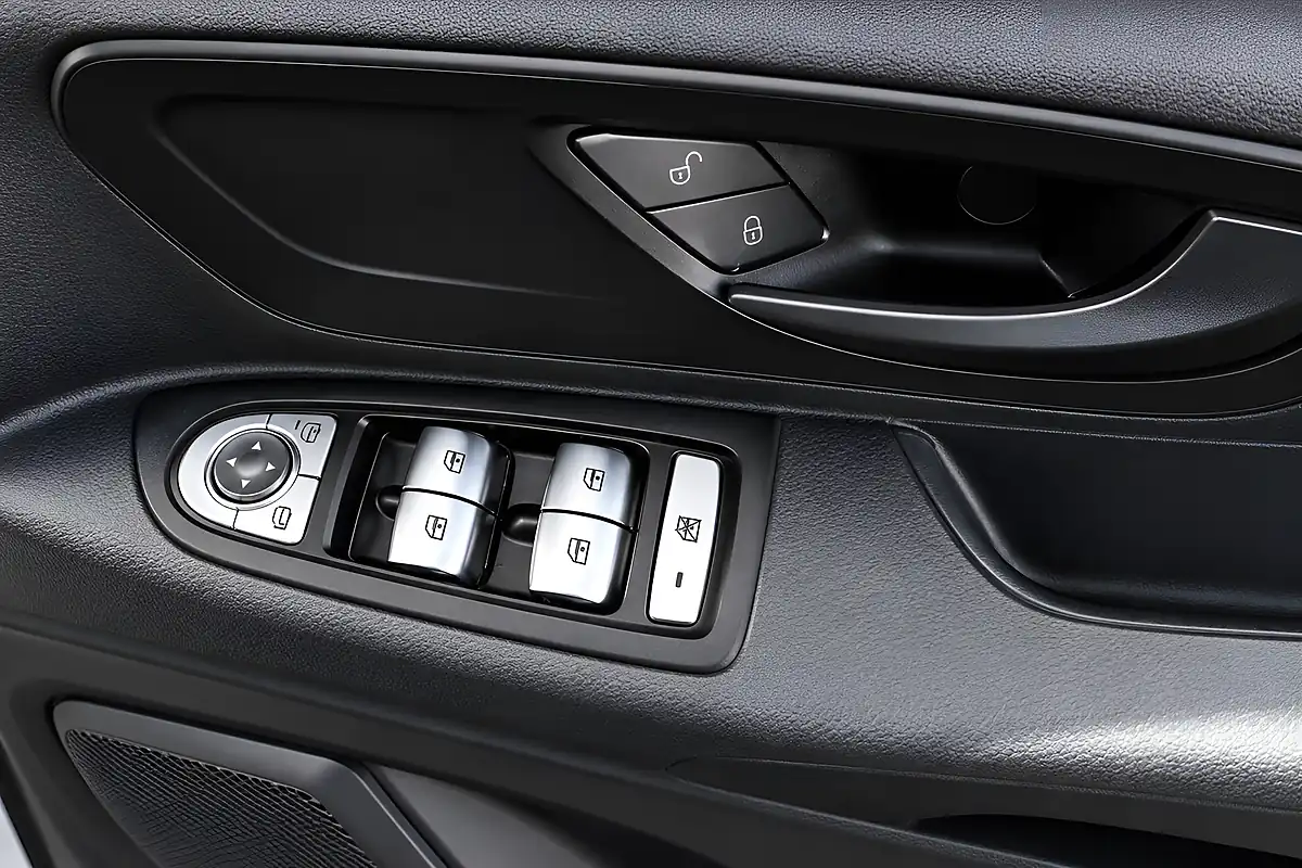 Used 2015 Mercedes-Benz Vito Pro Tourer Double Cab White - Interior and Exterior details 12