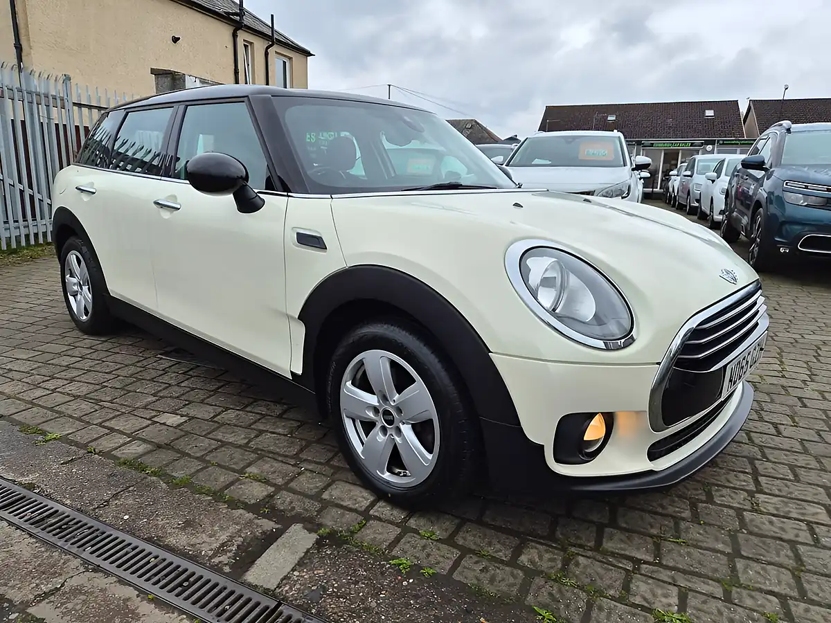 Used 2015 MINI Clubman Cooper White - Front View