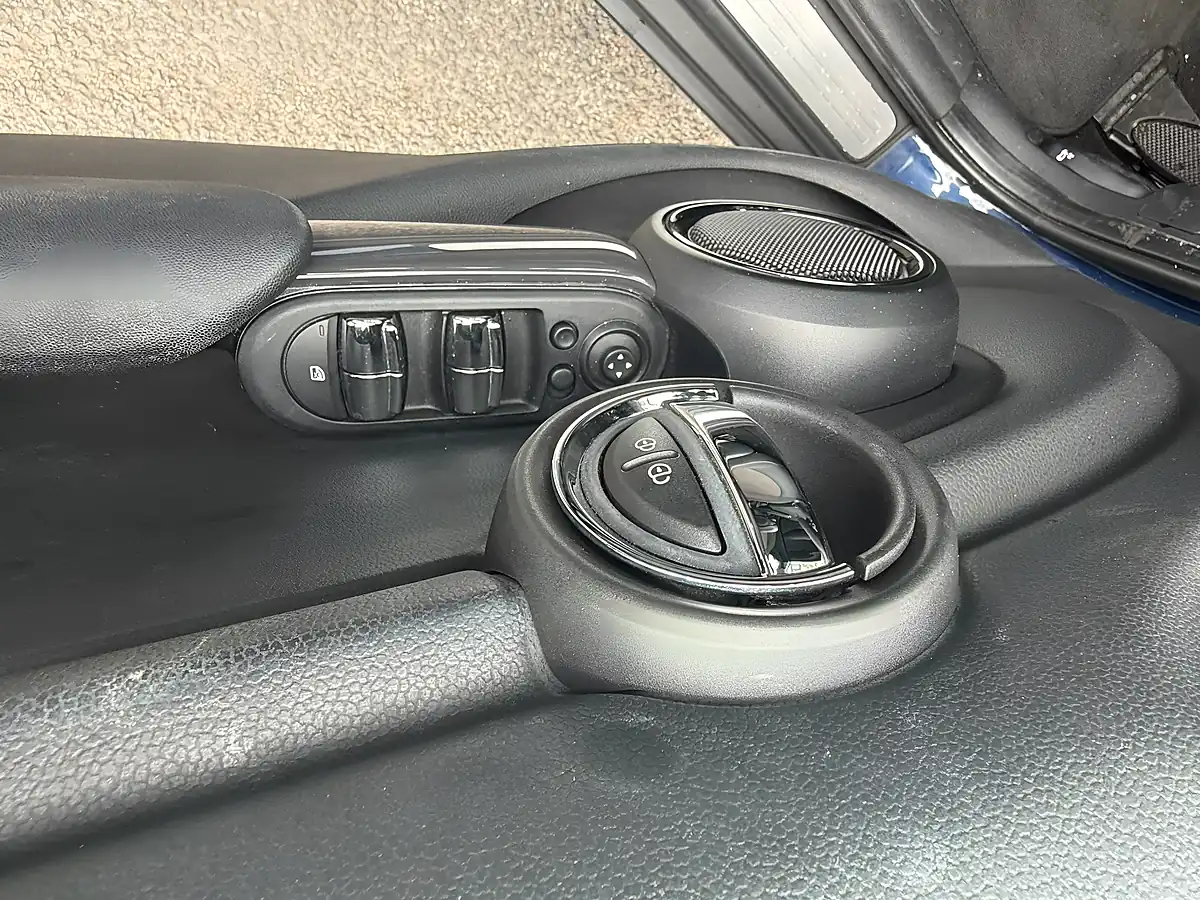 Used 2015 MINI Cooper Blue - Interior and Exterior details 9
