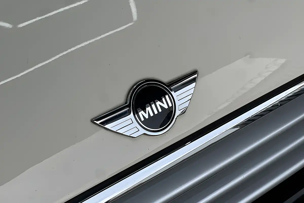 Used 2015 MINI Cooper Hatch White - Interior and Exterior details 10