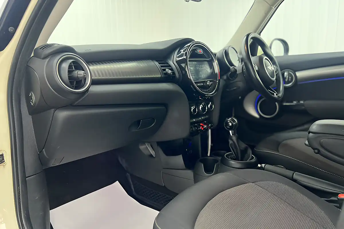 Used 2015 MINI Cooper Hatch White - Interior and Exterior details 12