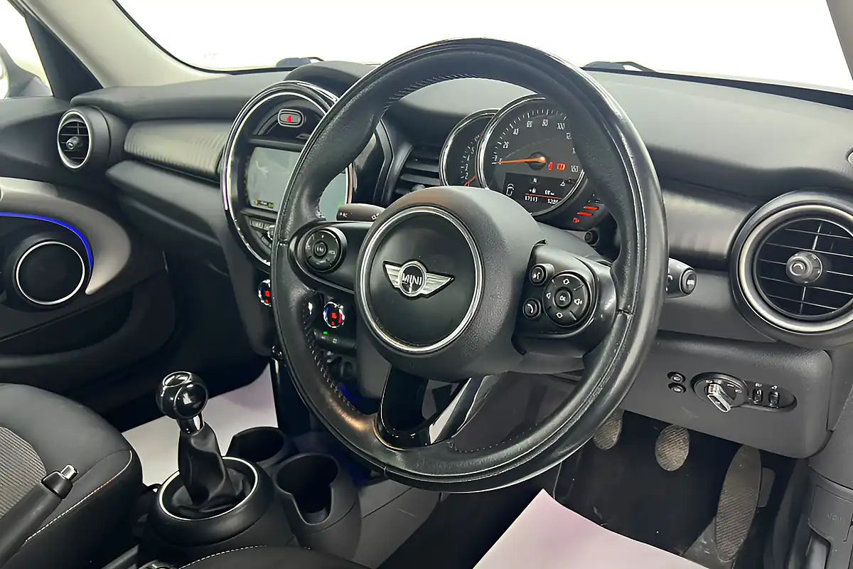 Used 2015 MINI Cooper Hatch White - Interior and Exterior details 13