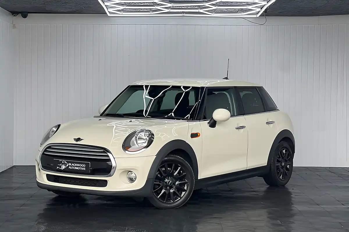 Used 2015 MINI Cooper Hatch White - Interior and Exterior details 7