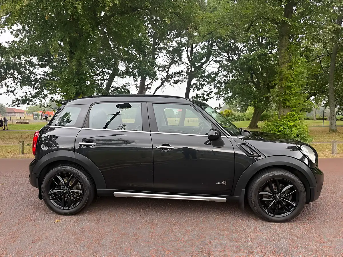 Used 2015 MINI Countryman Cooper S Black - Interior and Exterior details 4
