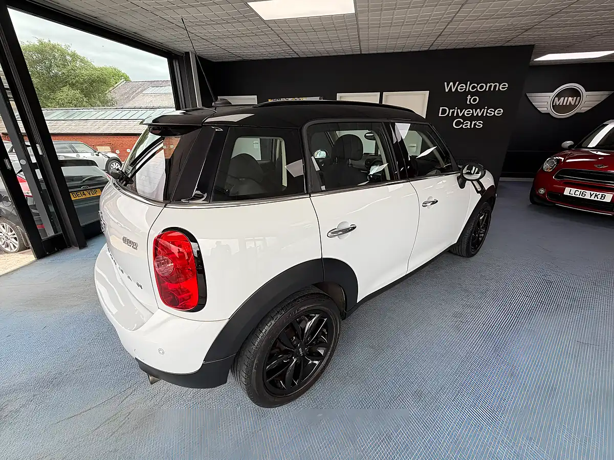 Used 2015 MINI Countryman Cooper White - Interior and Exterior details 10