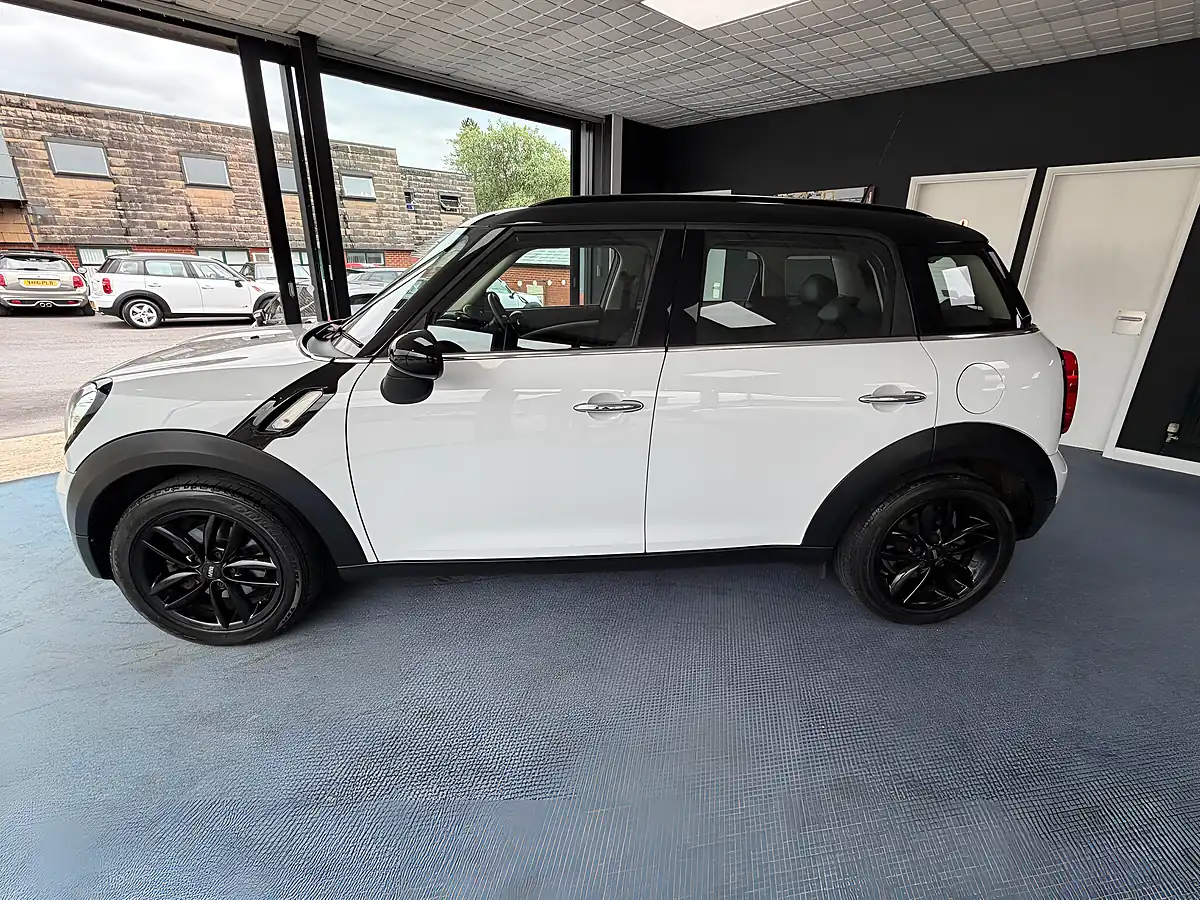 Used 2015 MINI Countryman Cooper White - Interior and Exterior details 6