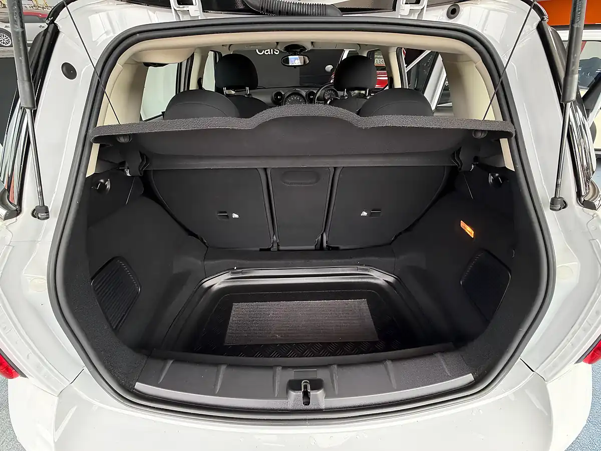 Used 2015 MINI Countryman Cooper White - Interior and Exterior details 9