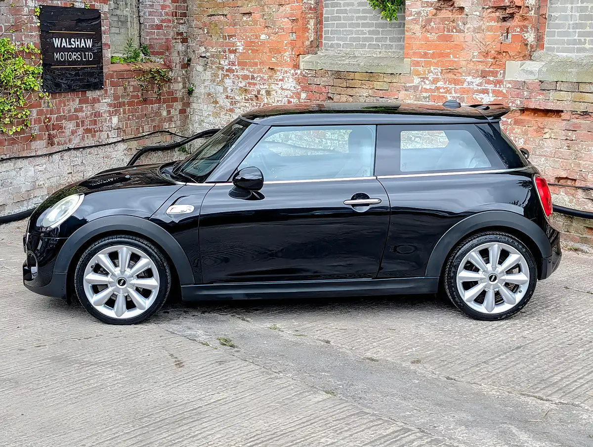 Used 2015 MINI Hatch 3-Door Hatch Black - Interior and Exterior details 12
